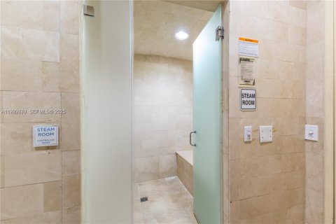 Copropriété à vendre à Surfside, Floride: 2 chambres, 139.35 m2 № 1991741 - photo 24