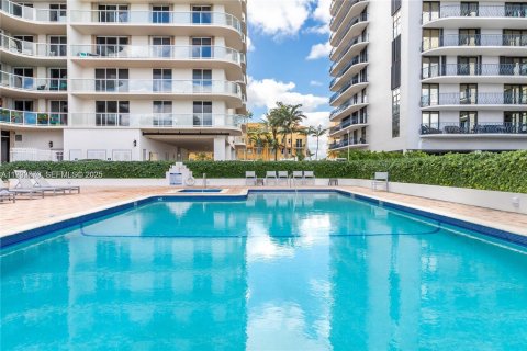 Copropriété à vendre à Surfside, Floride: 2 chambres, 139.35 m2 № 1991741 - photo 19