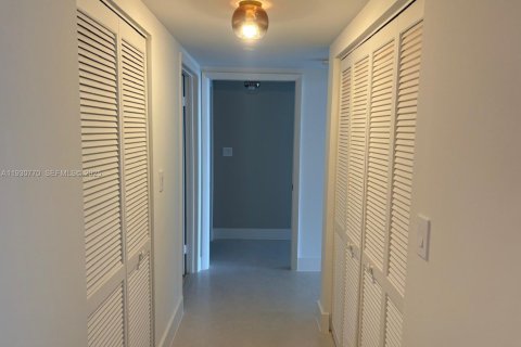 Copropriété à vendre à Surfside, Floride: 2 chambres, 139.35 m2 № 1991741 - photo 11