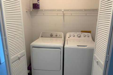 Copropriété à vendre à Surfside, Floride: 2 chambres, 139.35 m2 № 1991741 - photo 12