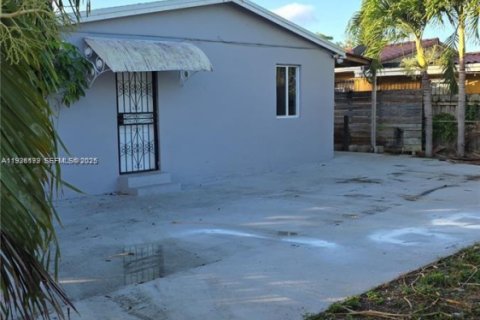 House in Miami, Florida 2 bedrooms, 55.74 sq.m. № 1994243 - photo 2