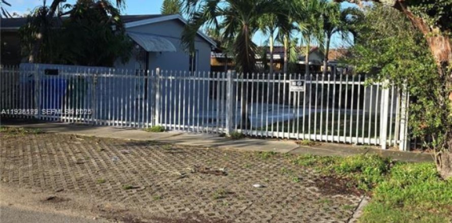 House in Miami, Florida 2 bedrooms, 55.74 sq.m. № 1994243