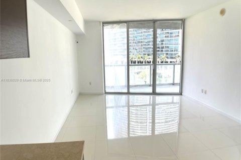 Condo in Miami, Florida, 1 bedroom  № 1888793 - photo 11