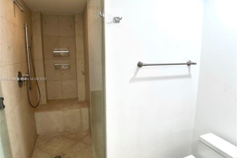 Condo in Miami, Florida, 1 bedroom  № 1888793 - photo 15