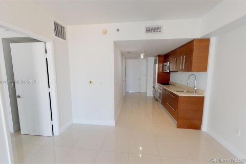 Condo in Miami, Florida, 1 bedroom  № 1888793 - photo 1