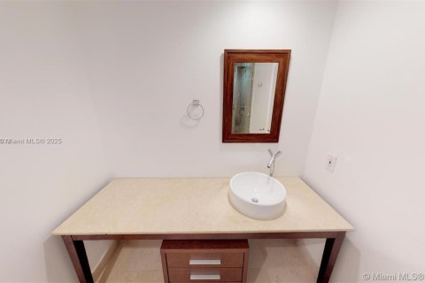 Condo in Miami, Florida, 1 bedroom  № 1888793 - photo 13