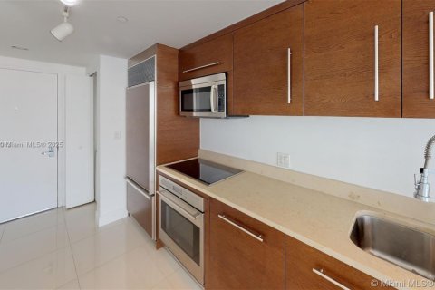 Condo in Miami, Florida, 1 bedroom  № 1888793 - photo 2