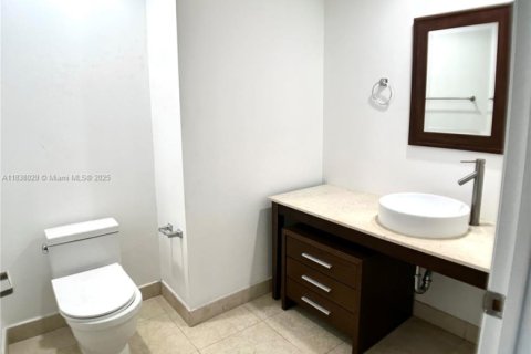 Condo in Miami, Florida, 1 bedroom  № 1888793 - photo 17