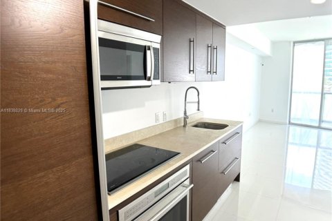 Condo in Miami, Florida, 1 bedroom  № 1888793 - photo 4