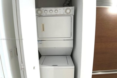 Condo in Miami, Florida, 1 bedroom  № 1888793 - photo 18