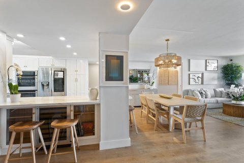 Снять в аренду кондоминиум в Ки-Бискейн, Флорида 4 спальни, 185.8м2, № 1938876 - фото 6