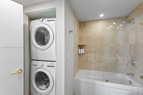 Снять в аренду кондоминиум в Ки-Бискейн, Флорида 4 спальни, 185.8м2, № 1938876 - фото 20
