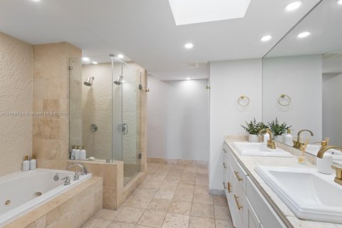 Снять в аренду кондоминиум в Ки-Бискейн, Флорида 4 спальни, 185.8м2, № 1938876 - фото 13