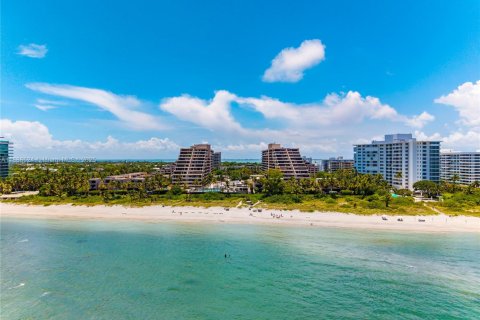 Снять в аренду кондоминиум в Ки-Бискейн, Флорида 4 спальни, 185.8м2, № 1938876 - фото 24