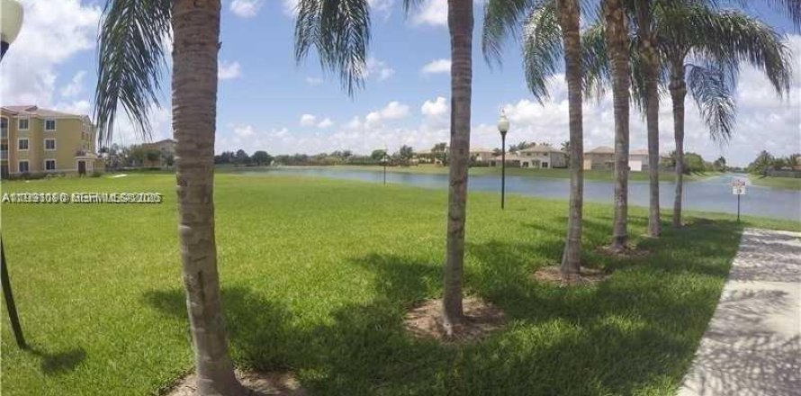 Кондоминиум с 2 спальнями в Катлер-Бей, Флорида № 2057459