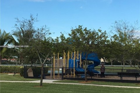 Купить кондоминиум в Катлер-Бей, Флорида 2 спальни, 75.9м2, № 2057459 - фото 7