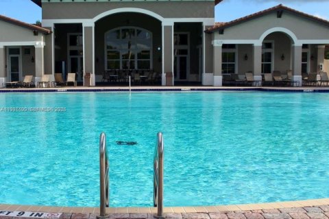 Купить кондоминиум в Катлер-Бей, Флорида 2 спальни, 75.9м2, № 2057459 - фото 2