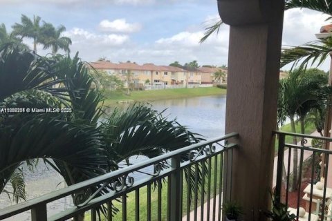 Condo in Doral, Florida, 3 bedrooms  № 1941126 - photo 2