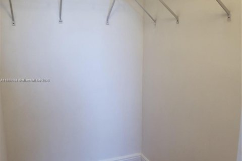 Condo in Doral, Florida, 3 bedrooms  № 1941126 - photo 13
