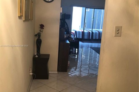 Copropriété à vendre à Lauderdale Lakes, Floride: 1 chambre, 72.74 m2 № 1977927 - photo 1