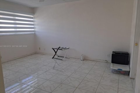 Снять в аренду кондоминиум в Халландейл-Бич, Флорида 2 спальни, 99.78м2, № 2007614 - фото 9