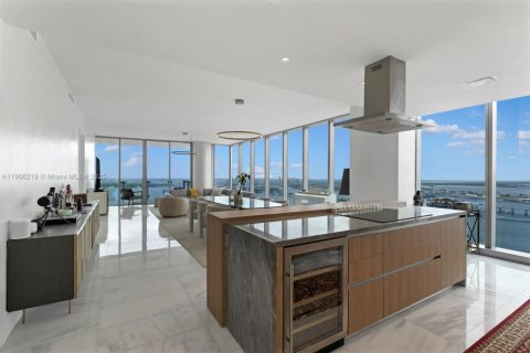 Condominio en venta en Miami, Florida, 4 dormitorios, 351.91 m2 № 2012597 - foto 11