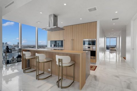 Condominio en venta en Miami, Florida, 4 dormitorios, 351.91 m2 № 2012597 - foto 10