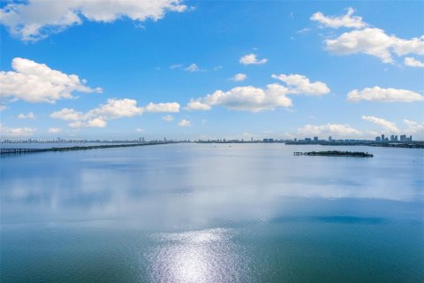 Condominio en venta en Miami, Florida, 4 dormitorios, 351.91 m2 № 2012597 - foto 16