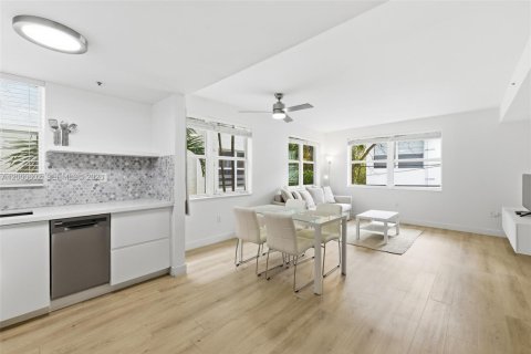 Condo in Miami Beach, Florida, 1 bedroom № 2154669 - photo 2