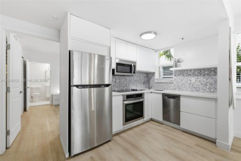 Condo in Miami Beach, Florida, 1 bedroom № 2154669 - photo 4