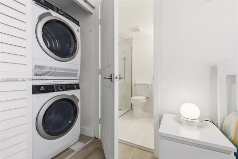 Condo in Miami Beach, Florida, 1 bedroom № 2154669 - photo 19
