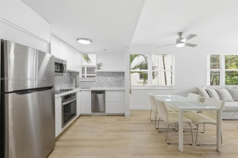 Condo in Miami Beach, Florida, 1 bedroom № 2154669 - photo 3