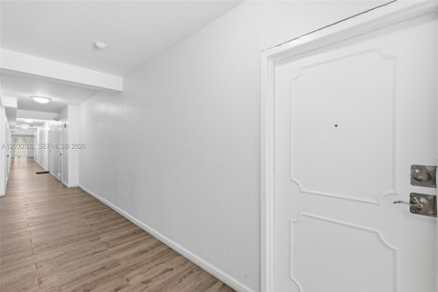 Condo in Miami Beach, Florida, 1 bedroom № 2154669 - photo 20