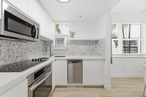 Condo in Miami Beach, Florida, 1 bedroom № 2154669 - photo 6