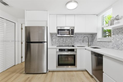 Condo in Miami Beach, Florida, 1 bedroom № 2154669 - photo 5