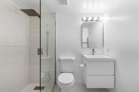 Condo in Miami Beach, Florida, 1 bedroom № 2154669 - photo 18