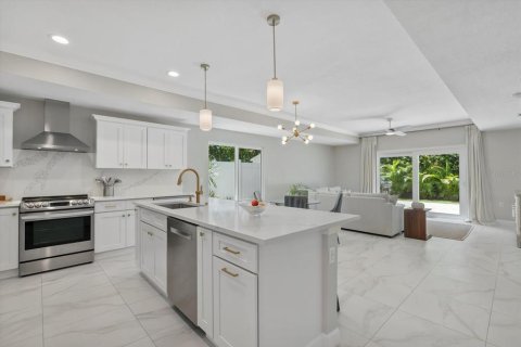 House in Sarasota, Florida 3 bedrooms, 162.39 sq.m. № 1884548 - photo 8