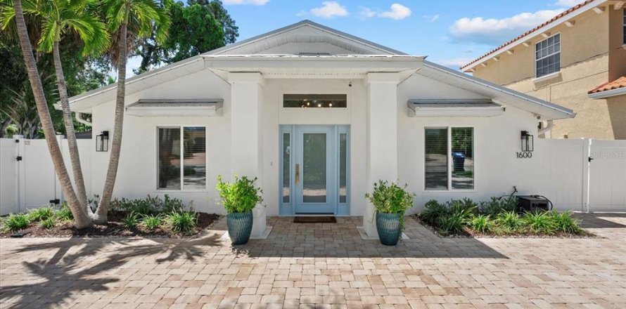 House in Sarasota, Florida 3 bedrooms, 162.39 sq.m. № 1884548