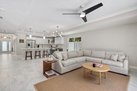 House in Sarasota, Florida 3 bedrooms, 162.39 sq.m. № 1884548 - photo 12