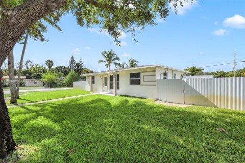 House in West Park, Florida 3 bedrooms, 97.55 sq.m. № 1971880 - photo 25