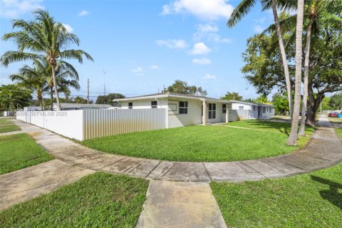 House in West Park, Florida 3 bedrooms, 97.55 sq.m. № 1971880 - photo 24