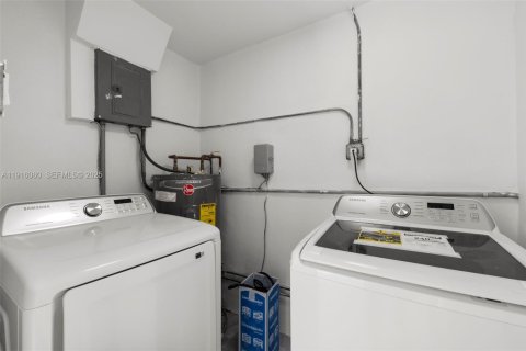 House in West Park, Florida 3 bedrooms, 97.55 sq.m. № 1971880 - photo 21