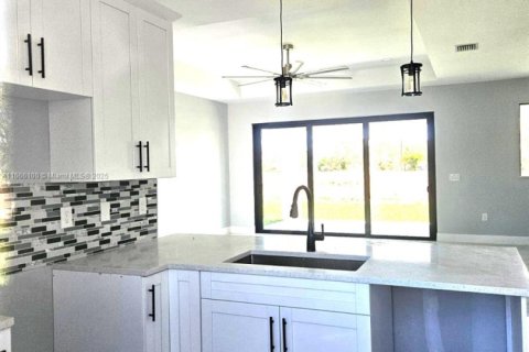 House in Cape Coral, Florida 3 bedrooms № 1860418 - photo 6