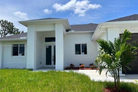 House in Cape Coral, Florida 3 bedrooms № 1860418 - photo 1