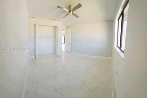 House in Cape Coral, Florida 3 bedrooms № 1860418 - photo 7