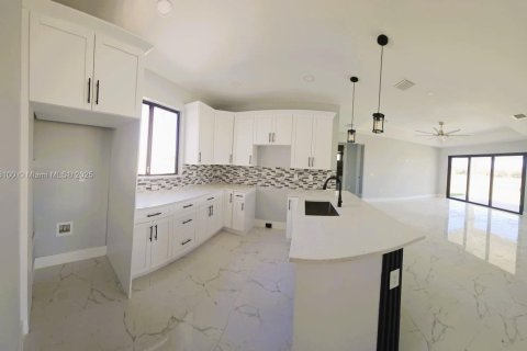 House in Cape Coral, Florida 3 bedrooms № 1860418 - photo 4
