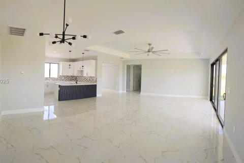 House in Cape Coral, Florida 3 bedrooms № 1860418 - photo 3