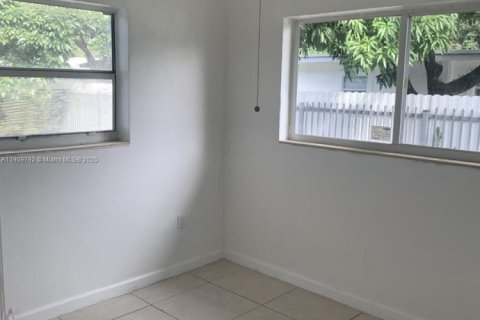 Commercial property in Miami, Florida 113.71 sq.m. № 1965457 - photo 3