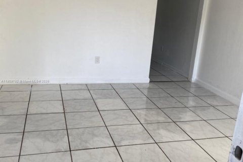 Commercial property in Miami, Florida 113.71 sq.m. № 1965457 - photo 2