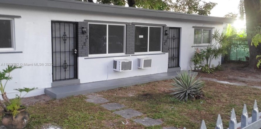 Commercial property in Miami, Florida 113.71 sq.m. № 1965457